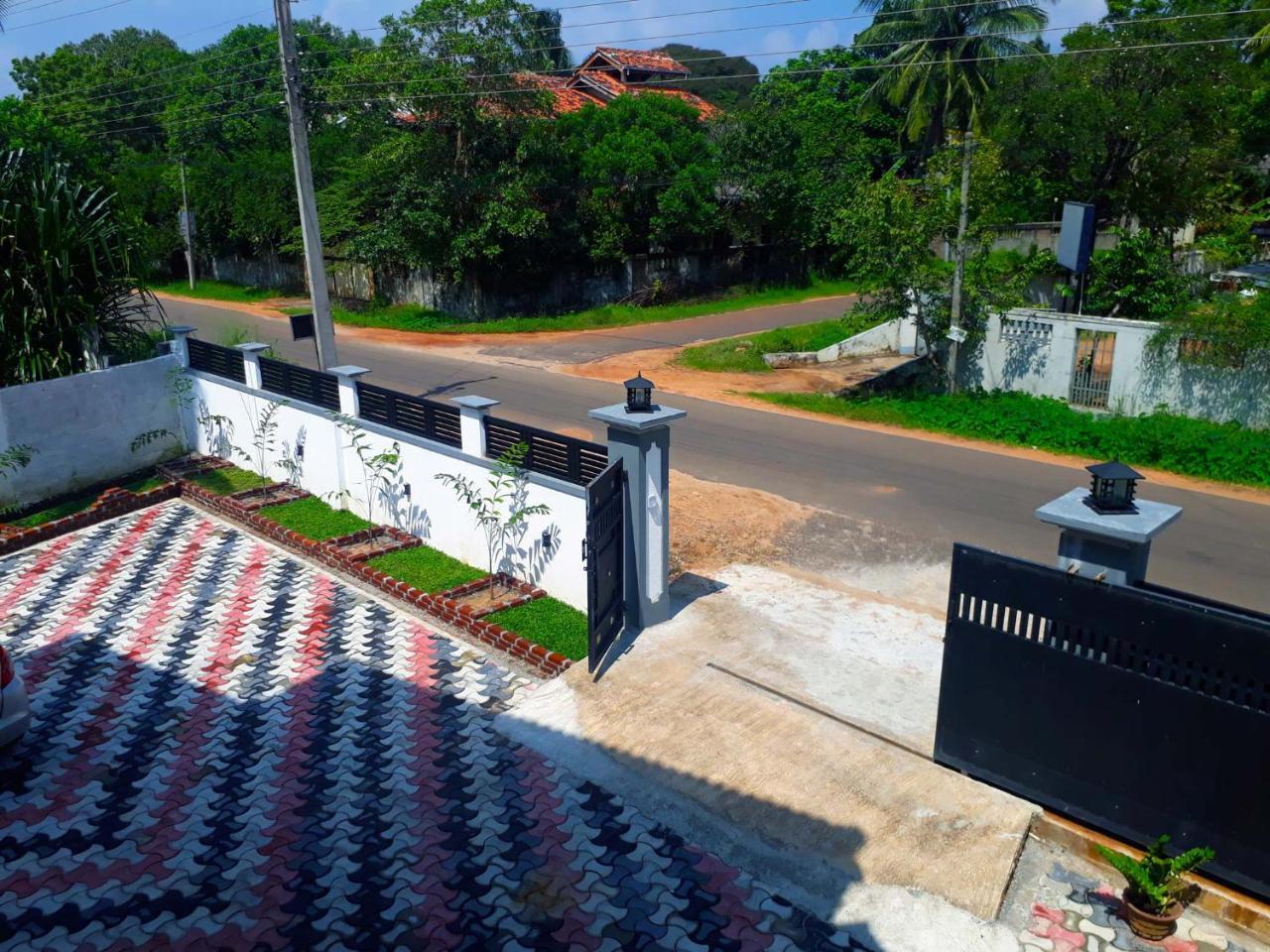 A And D Holiday Inn Anuradhapura Exterior photo