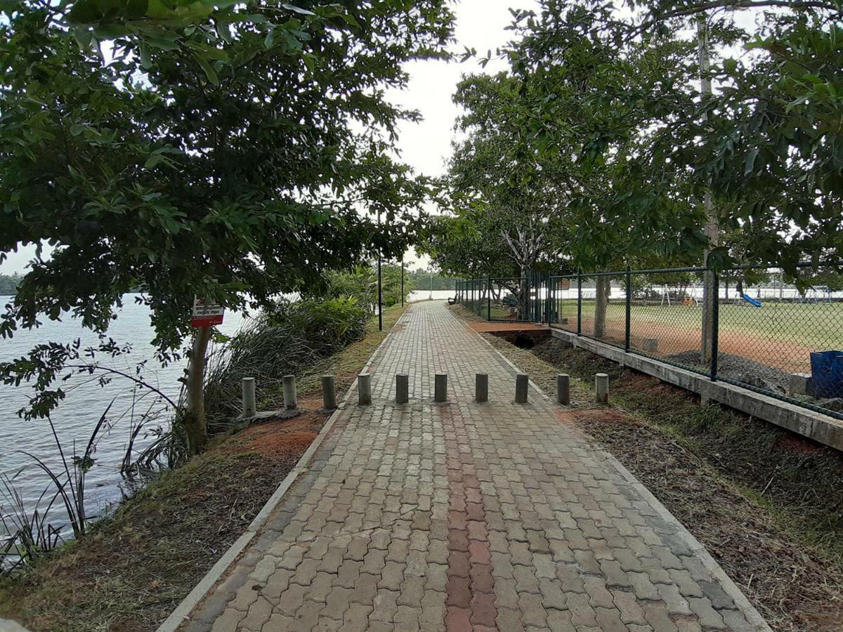 A And D Holiday Inn Anuradhapura Exterior photo